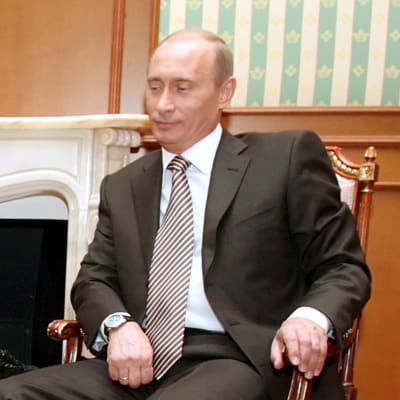 Vladimir Putin släppte in sin hund under mötet med hundrädda Angela Merkel i Sotji 21.01.2007.