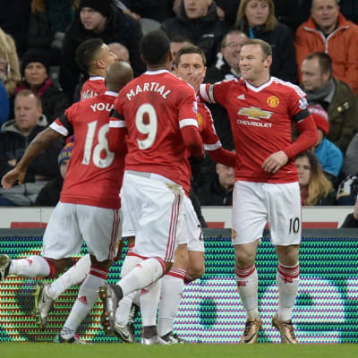 Manchester Unitedin pelaajat juhlivat Wayne Rooneyn maalia.