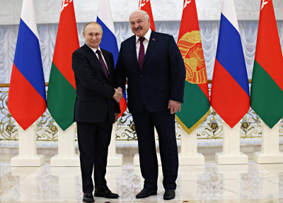 Rysslands president Vladimir Putin skakar hand med Belarus president Alexandr Lukasjenko. 
