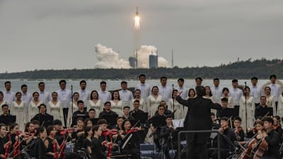 Symfoniorkestern från Xian, med kör, ackompanjerade uppskjutningen den 29 april. 