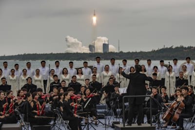 Symfoniorkestern från Xian, med kör, ackompanjerade uppskjutningen den 29 april. 