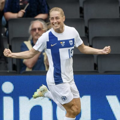 Linda Sällström firar mål mot Spanien.
