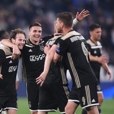 Ajax-pelaajat juhlivat kuvassa
