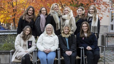Årets luciakandidater på två rader fotograferade utomhus.