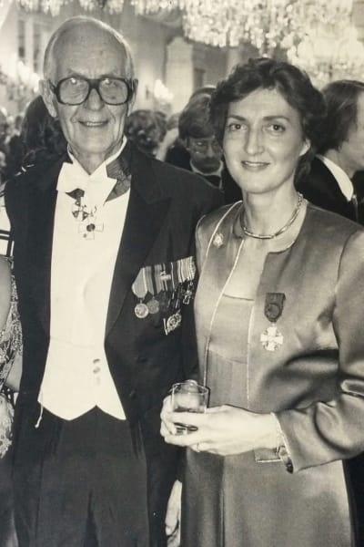 Ulla Tillander-Godenhielm och hennes far Herbert på presidentbal. De tittar båda glatt in i kameran. Svartvit bild från 1980.