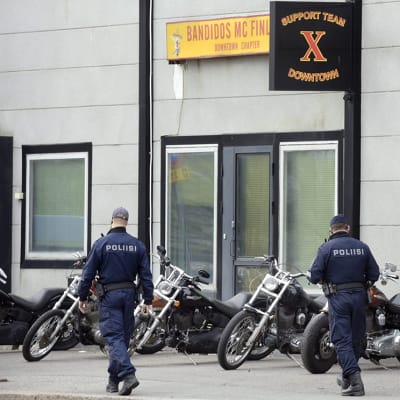 Poliisi ratsasi moottoripyöräjengi Bandidoksen kerhotiloja Helsingissä Kyläsaaressa tiistaiaamuna 12. toukokuuta.