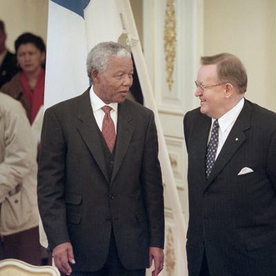 President Nelson Mandela och president Martti Ahtisaari träffades i Finland i mars 1999