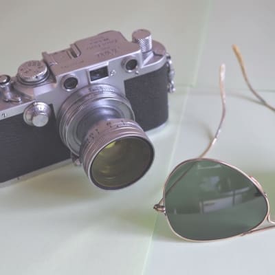 gammal kamera och gamla solglasögon