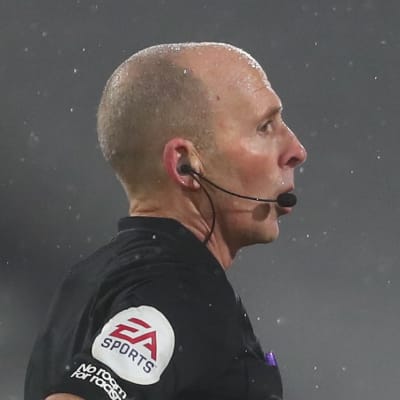 Mike Dean ger Tomas Soucek rött kort.