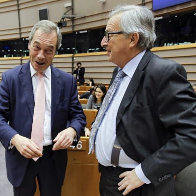 Hyväntuulinen Nigel Farage puhuu Jean-Claude Junckerille.