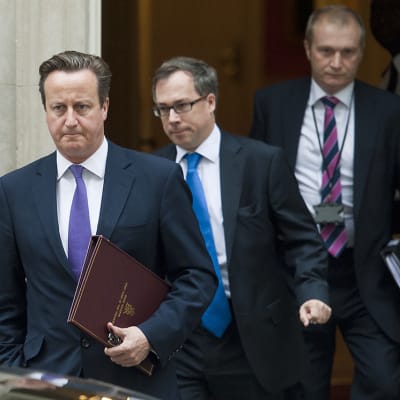 Pääministeri David Cameron on lähdössä virka-asunnoltaan parlamenttiin.