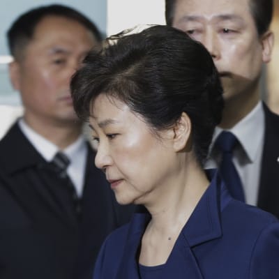 Etelä-Korean erotettu presidentti Park Geun-hye saapuu oikeudenkäyntiin 30. maaliskuuta 2017.