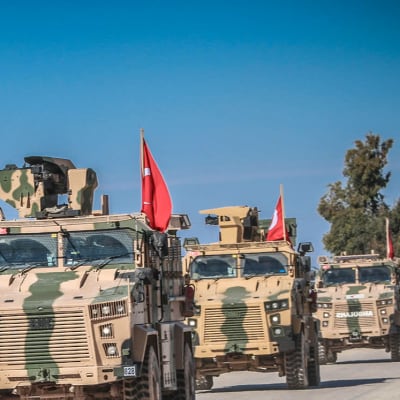 Ett turkiskt pansarfordon patrullerar nära gränsen till Syrien i mars 2019. Finland exporterar bland annat skydsstål till Turkiet.  Skyddsstålet används bland annat i pansarfordon som syns på bilden.