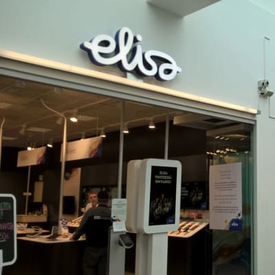 Elisan ja Anvian myymälät vierekkäin Seinäjoen Epstori-kauppakeskuksessa.