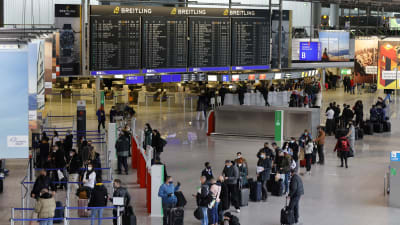 Passagerare väntar på flygplatsen i Frankfurt 21.12.2020. 