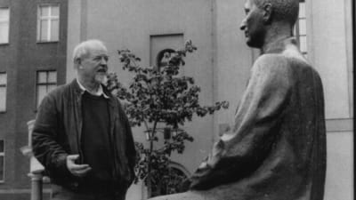 Ralf Långbacka och statyn av Bertolt Brecht utanför Berliner Ensemble, 1995.