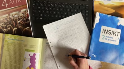 gymnasoeböcker och en dator som illustrerar studier på distans