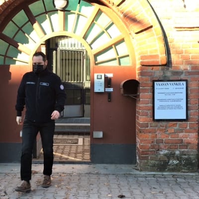 Vaasan vankilan johtaja Pekka Keskinen kävelee vankilan portista ulos