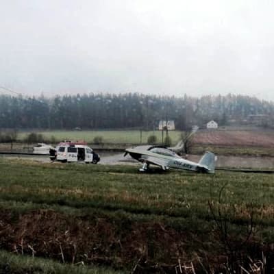 Flyplan har nödlandat på fält.