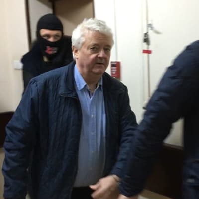 FSB:n virkailijat vievät Frode Bergiä vangitsemisoikeudenkäyntiin Moskovassa talvella 2018.