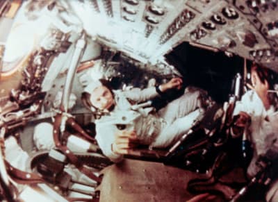 Frank Borman i Apollo 8-kapseln i omloppsbana runt månen.