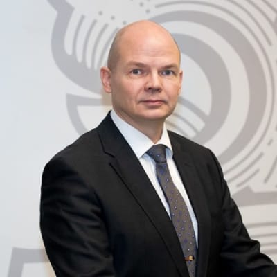 Timo Kilpeläinen tittar in i kameran.