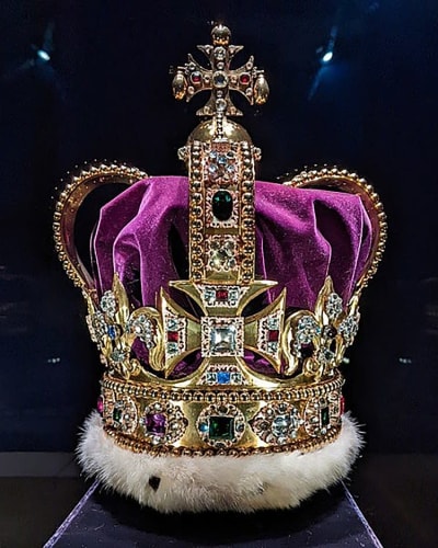 S:t Edvards krona med många juveler och lila sammet. 