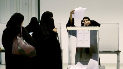 Kvinnor i Saudiarabien röstar i kommunalval i 2015 för första gången någonsin.