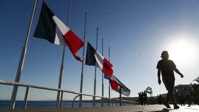 Fanska flaggan vajar på halvstång vid Promenade des Angalis i Nice.