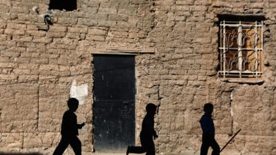 Barn i ett rebellkontrollerat område i utkanterna av Damaskus
