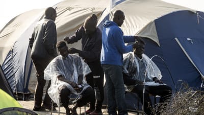 Sudanesiska flyktingar i flyktinglägret i Calais på söndagen 23.10.2016
