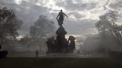 Tårgas fyllde Place de la Nation, ett torg i östra Paris där demonstranter drabbade samman med polis