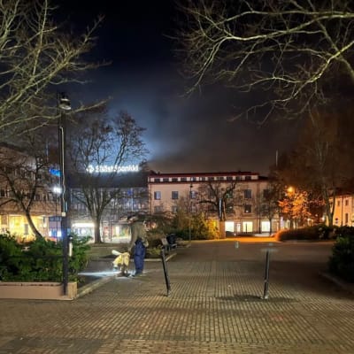 Polisens hundpatrull i Lojo centrum.