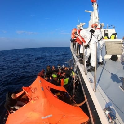Migranter ute på Egeiska havet räddas av turkisk kustbevakning.