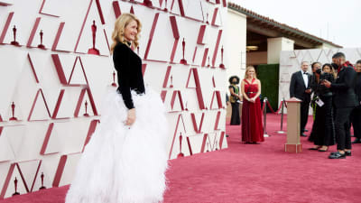 Laura Dern på Oscarsgalans röda matta.