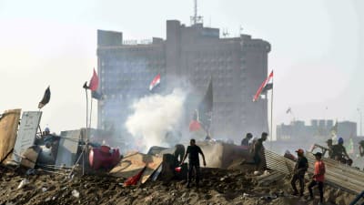 Unga aktivister drabbade samman med polis i Bagdad som bland annat använde sköt tårgasgranater mot demonstranterna