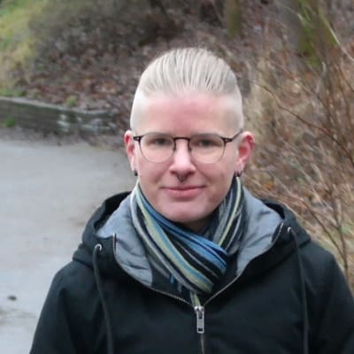 Alexander Rancken och hans hund går längs Aura å