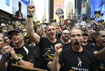 Medlemmar i skådespelarförbundet iklädda svarta t-skjortor samlade i Times Square. 