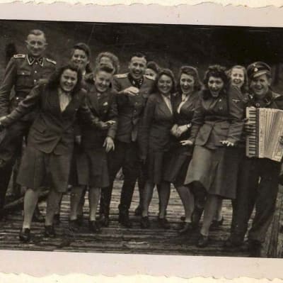 SS-upseeri Karl Hoeckerin 116 kuvan albumista, jossa on kuvia Auschwitz-Birkenausta ja ympäristöstä vuodelta 1944. U.S. Holocaust Memorial Museum/EPA/Yle