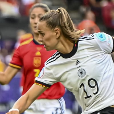 Klara Bühl gör mål mot Spanien.