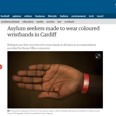 Kuvakaappaus turvapaikanhakijoiden rannekkeesta The Guardian -lehden verkkosivuilta.