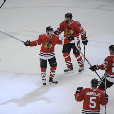 Teuvo Teräväinen juhlii avausmaaliaan NHL:ssä