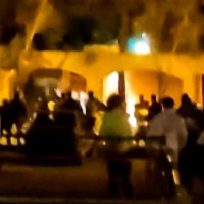 Iranska demonstranter sätter eld på ett hus.