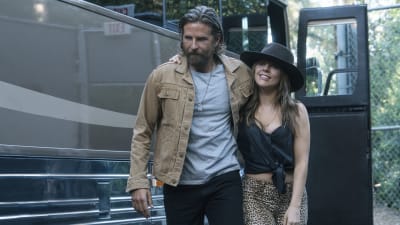 Scen ur filmen, med Bradley Cooper och Lady Gaga.