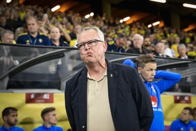 Janne Andersson ser besviken ut.