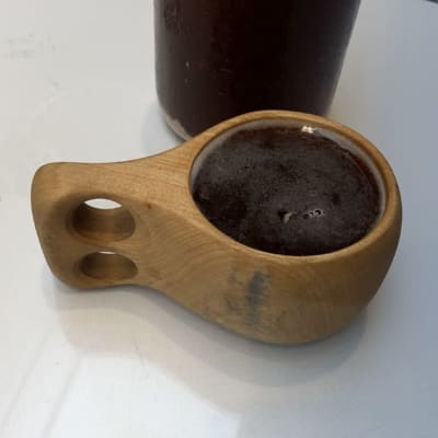 Kuksa täynnä sahtia.
