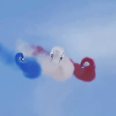 Ranskan ilmavoimien taitolentoryhmä Patrouille De France temppuili taivaalla