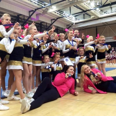 Cheerleaders med medaljer
