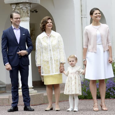 Ruotsin prinssi Daniel, kuningatar Silvia, prinsessa Estelle ja kruununprinsessa Victoria.