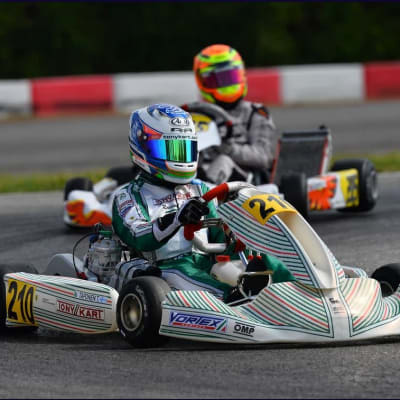 En kartingbil på en bana.
